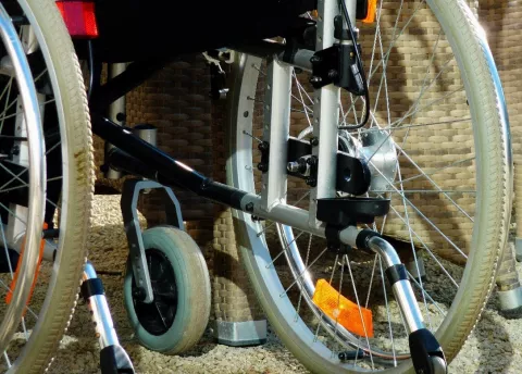 koła wózka dla osób z niepełnosprawnością ruchową